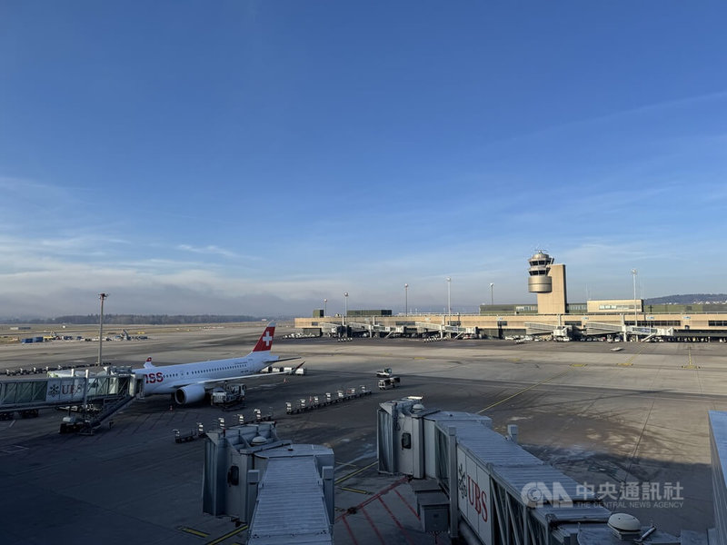 蘇黎世機場是各國飛機起降與直升機演練的重地，機場塔台身負安全與協調重任。中央社記者郭芳君蘇黎世攝　115年1月21日