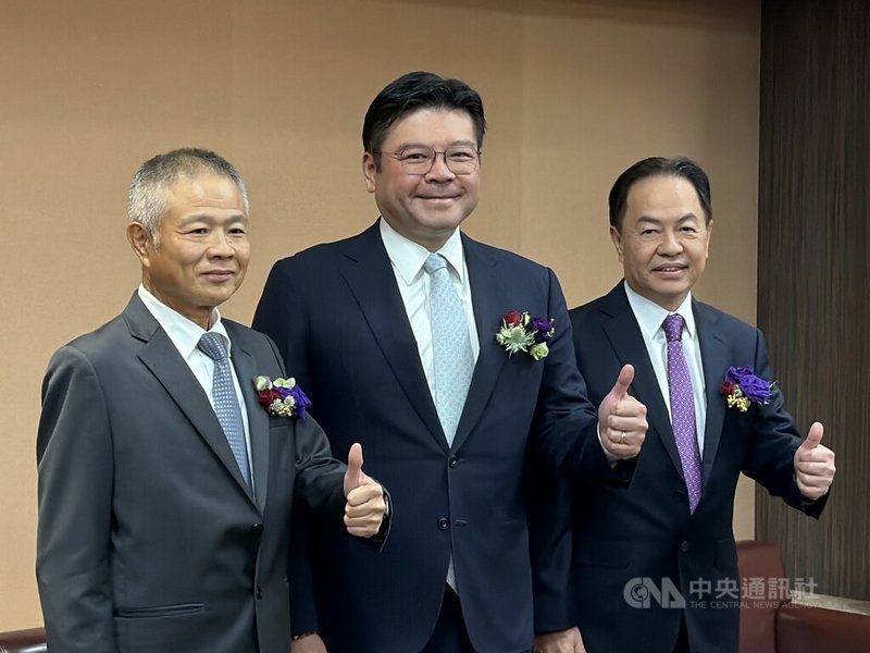 金寶21日舉辦尾牙旺年會，金寶總經理陳威昌（右）、金寶董事長許介立（中）、泰金寶總經理鄒孔訓（左）接受媒體採訪。陳威昌說，近年積極調整產品組合，切入充電樁、機架式電源等新產品，今年獲利將改善。中央社記者吳家豪攝　115年1月21日