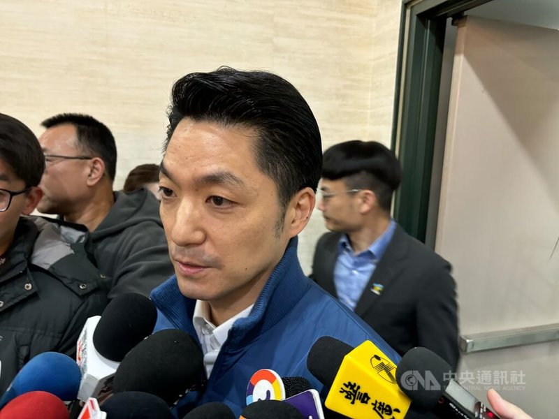 台北市長蔣萬安（前）21日表示，台北車站22日下午舉行高強度無差別攻擊危安實兵演練，屆時將針對周邊民眾發送細胞簡訊，屬於演練的一部分，收到時無須恐慌。中央社記者陳昱婷攝　115年1月21日