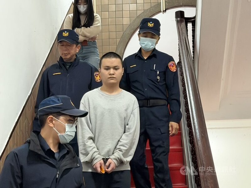 新北三重祖孫3代命案，張姓男子（中灰衣者）殺死妻子、岳母與繼子，一審國民法官庭判處死刑。二審21日開庭，張男認罪，改只對量刑上訴。圖為張男在法警戒護下出庭。中央社記者劉世怡攝　115年1月21日