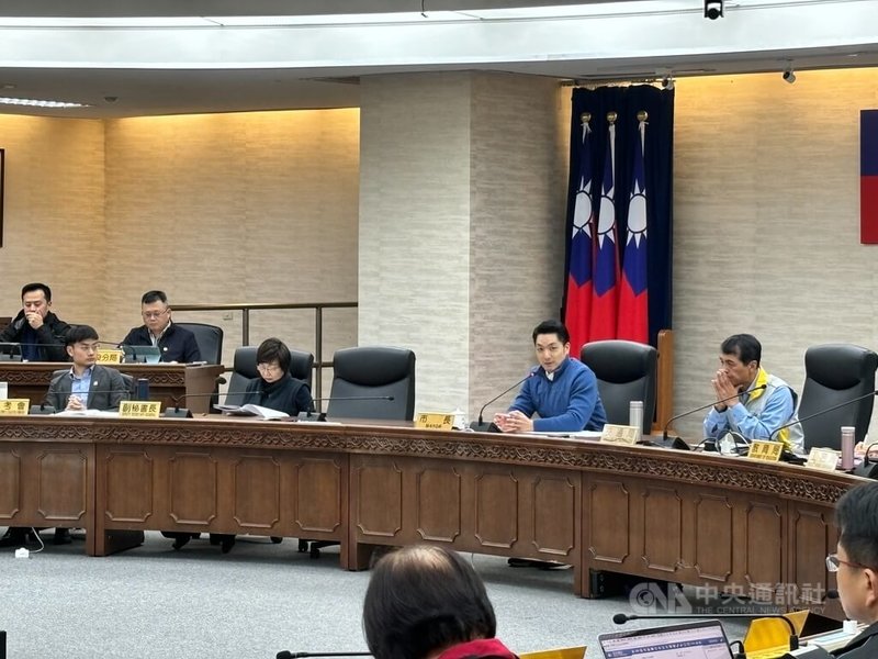 台北市政府21日進行道路交通安全會報，市長蔣萬安（右2）會中表示，台北市已進入超高齡社會，且65歲以上長輩只會越來越多，一定要有完整且系統性的教育及宣導策略，才能確保交通環境安全。中央社記者陳昱婷攝　115年1月21日