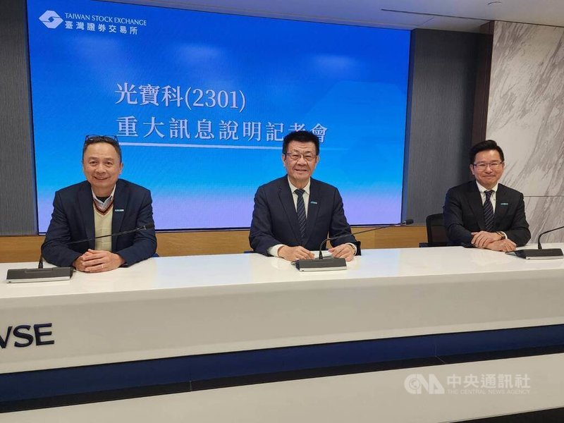 光寶科召開重大訊息記者會，宣布公開收購宇智網通。光寶科總經理邱森彬（中）表示，隨著資料中心持續擴展，不斷推升邊緣運算和AI應用需求，行動網路流量同步迅速成長，光寶科布望藉此補足5G+技術與產品。中央社記者曾仁凱攝　115年1月21日