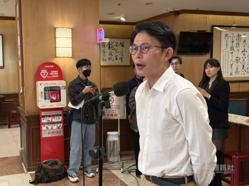 民眾黨立委黃國昌（前）19日受訪時表示，上午離開外交及國防委員會時，把國防部書面資料跟他自己的資料一起帶走，走到樓梯口發現怎麼有國防部的東西，就返回會議室把東西交還。（中央社檔案照片）