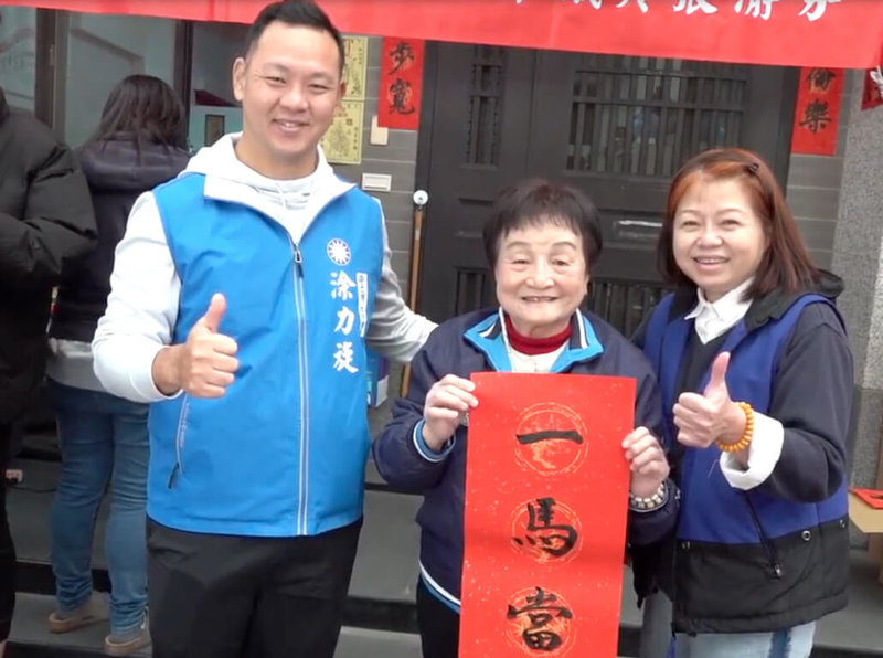 國民黨台中市議員張瀞分（中）高齡83歲，選在21日生日當天宣布不再參選，將交棒豐原區社皮里長涂力旋（左），力挺他參選市議員。（民眾提供）中央社記者趙麗妍傳真　115年1月21日