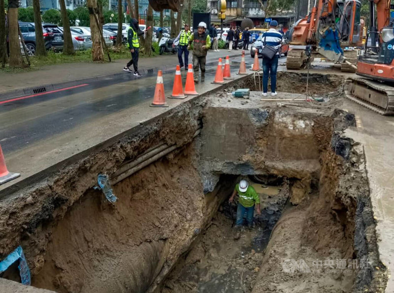 基隆市麥金路地下輸水管破損漏水，台灣自來水公司15日緊急停水開挖搶修，造成逾4萬戶用水受影響。台水公司21日表示，將依照停水天數，主動辦理減免基本費。中央社記者王朝鈺攝　115年1月21日