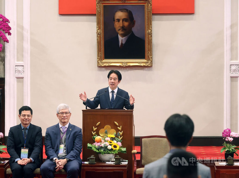 總統賴清德（後中）21日在總統府接見「2025年國際數理學科奧林匹亞競賽代表團」，強調科學是國力之本，政府將持續投資人才培育。中央社記者郭日曉攝　115年1月21日