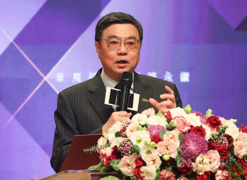 行政院長卓榮泰（中）21日在台北出席「第25屆公共工程金質獎頒獎典禮」，致詞時表示，能夠得獎非常值得驕傲，也盼得獎者能起帶頭作用，促公共工程品質更加進步。中央社記者張新偉攝　115年1月21日