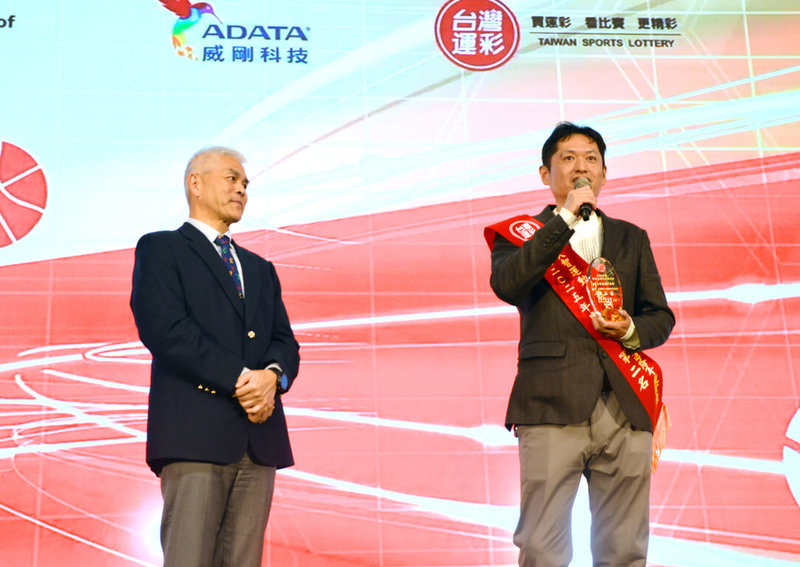 運彩公會理事長何昱奇（右）經營的運動彩券行獲全國第2名，他在21日登場的「2025績優經銷商表揚大會」上台接受表揚。（民眾提供）中央社記者趙麗妍傳真　115年1月21日