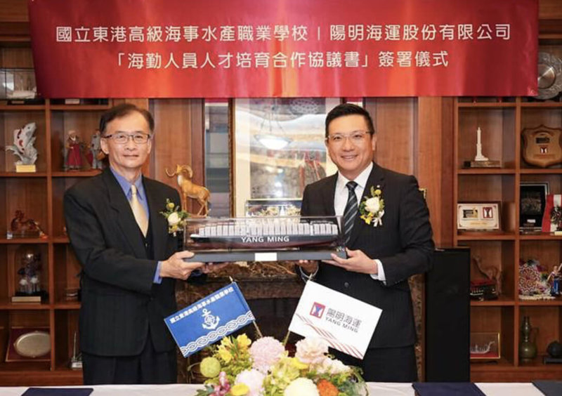 陽明海運21日在總部大樓與東港高級海事水產職業學校舉行「海勤人員人才培育合作協議書」簽署儀式，由陽明海運董事長蔡豐明（右）及東港海事校長洪嘉皇（左）代表簽約。（陽明提供）中央社記者江明晏傳真　115年1月21日