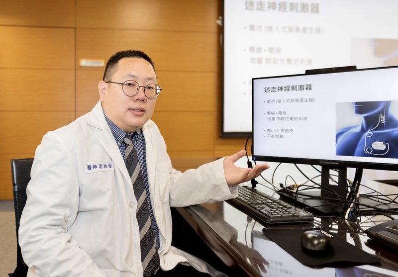 癲癇是需要長期抗戰的慢性神經疾病，若反覆發作、藥物控制不佳，更是充滿挑戰。成大醫院醫師李柏萱21日指出，迷走神經刺激術是低侵入性且成熟的治療選擇，全球臨床應用近30年，具備安全性與療效的研究支持。（成大醫院提供）中央社記者張榮祥傳真　115年1月21日