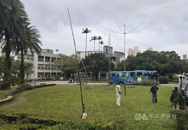 為讓宜蘭高中學生與遠在8000公里外的挪威瓦爾德高中生能透過無線電對話，中華民國業餘無線電促進會人員21日協助在校內草坪架設天線，成功促成這場無網路交流。中央社記者沈如峰宜蘭縣攝　115年1月21日