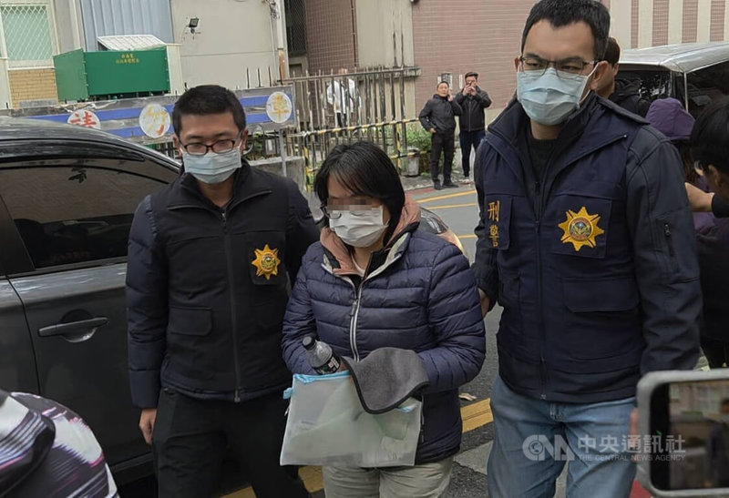 檢警偵辦知名餐飲公司涉助詐團洗錢案，20日搜索被告住所及相關公司共14處，並拘提何姓被告等8人到案，21日陸續將其中6人移送北檢複訊。中央社記者謝君臨攝　115年1月21日