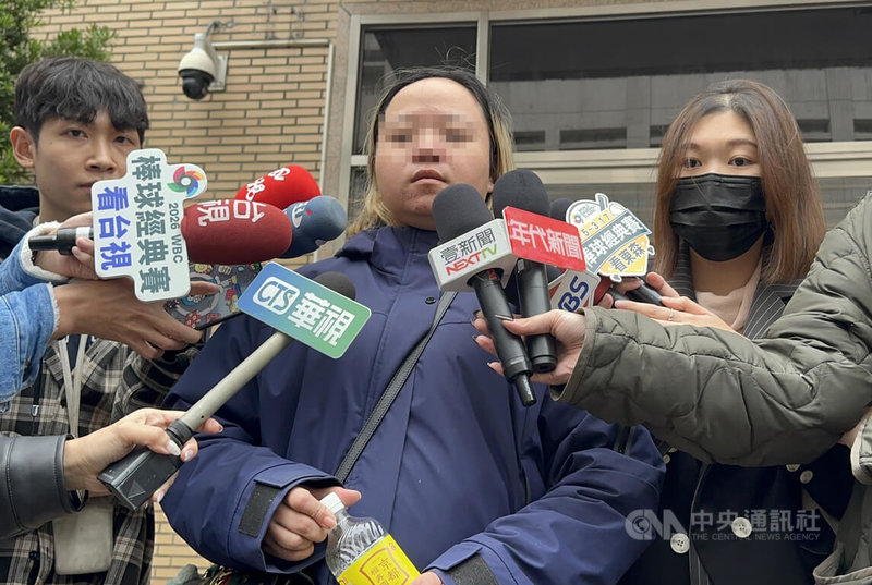 新北三重祖孫3代命案二審21日在台灣高等法院開庭，陳姓被害者家屬（中）受訪表示，張男殺死她的媽媽、妹妹及外甥，她今天以告訴人身分出庭，因為很擔心二審會從死刑改成輕判。中央社記者劉世怡攝　115年1月21日