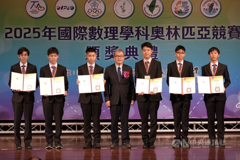 教育部21日在台灣師範大學舉辦頒獎典禮，表揚2025年參與各項國際奧林匹亞競賽的學子和指導教師。圖為教育部長鄭英耀（中）表揚2025年國際數理學科奧林匹亞競賽獲獎學生。中央社記者陳至中台北攝　115年1月21日