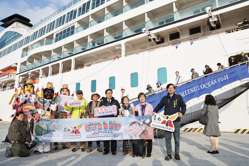 國際觀光郵輪「海洋富士號」21日上午首度停泊台南市安平商港，市長黃偉哲（前右4）到場迎賓送禮。（台南市政府提供）中央社記者張榮祥台南傳真　115年1月21日