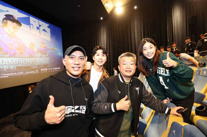 中華職棒聯盟20日特別在高雄包場觀看紀錄片「冠軍之路」，奧運跆拳道銅牌選手羅嘉翎（右）、奧運拳擊金牌選手林郁婷（左2）與中職會長蔡其昌（右2）、導演龍男．以撒克．凡亞思（左）合影。（中職聯盟提供）中央社記者蘇志畬傳真　115年1月21日