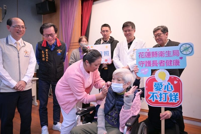 花蓮縣政府21日獲台灣疫苗推動協會捐贈300劑賽諾菲高劑量流感疫苗，提供65歲以上長者免費接種。（花蓮縣政府提供）中央社記者李先鳳傳真　115年1月21日