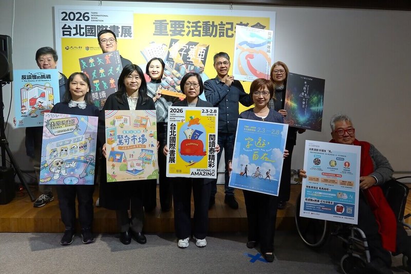 2026台北國際書展2月3日將登場，台北書展基金會21日舉辦重要活動記者會，邀請各館策展人介紹各書區及主題館策展理念。前左3為文化部人文及出版司長楊婷媜、前右為台北書展基金會董事長郝明義。（台北書展基金會提供）中央社記者邱祖胤傳真　115年1月21日