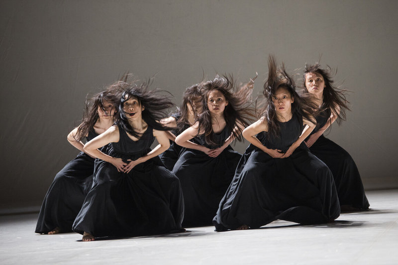 雲門舞集年度演出將推出藝術總監鄭宗龍的「一個藍色的地方」（圖）、「來」雙舞作，皆曾在雲門2團「春鬥」演出，其中「一個藍色的地方」是鄭宗龍在紐約時期的內心情緒轉化。（雲門舞集提供，劉振祥攝影）中央社記者趙靜瑜傳真  115年1月21日