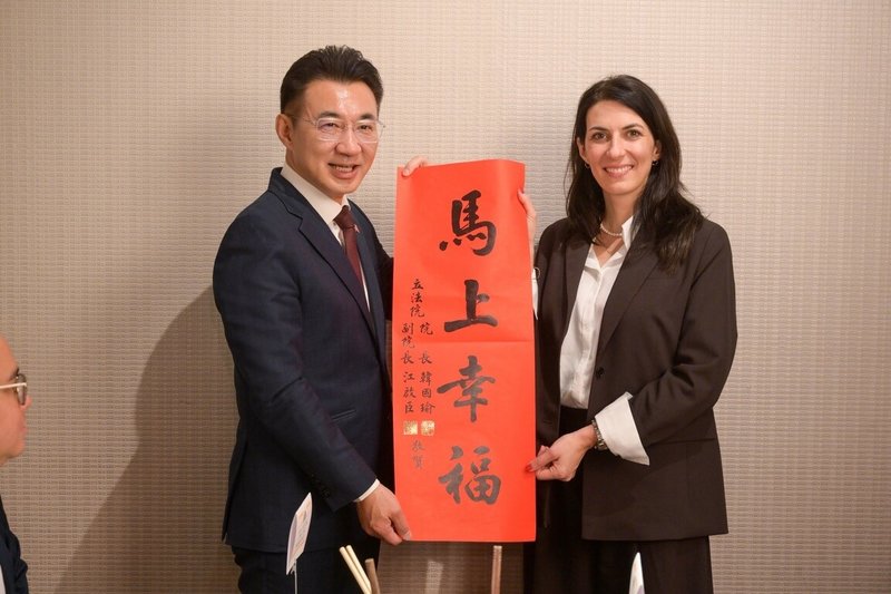 立法院副院長江啟臣（左）今天邀請捷克前眾議長艾達莫娃（右）參訪台中，江啟臣表示，立法院將持續與捷克跨黨派友人深化交流合作，攜手拓展產業夥伴關係、強化交通連結，共同守護民主價值與區域和平。 （立法院提供）中央社記者王承中傳真　115年1月21日