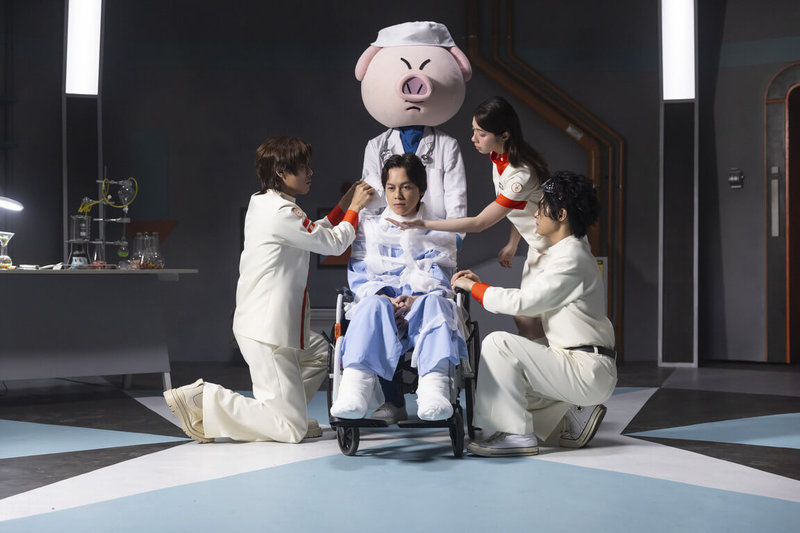 樂團告五人新歌「快樂的事記不起」MV特別邀請YouTuber HowHow（中）全身包繃帶、坐輪椅演出，HowHow笑說，因為躲在繃帶裡睡覺，演起戲一點都不覺得辛苦。（相信音樂提供）中央社記者王心妤傳真 115年1月21日