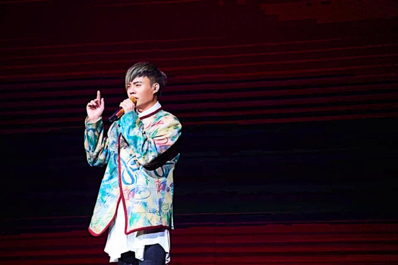 歌手許富凱（圖）響應公益二手市集，捐出首次站上台北小巨蛋開唱時穿的造型外套義賣。他說，希望把這份「拾起美好」的心意繼續傳遞下去。（何樂音樂提供）中央社記者洪素津傳真　115年1月21日