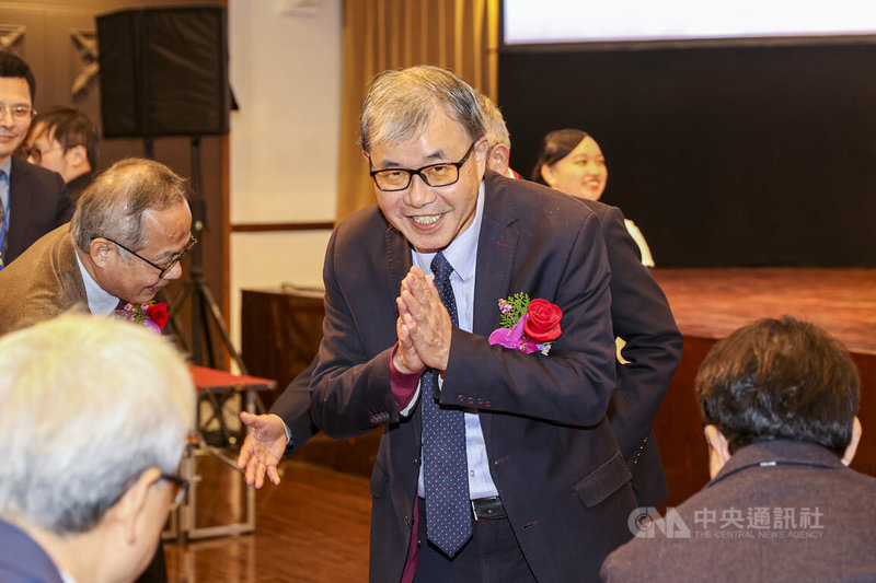 教育部21日上午在台灣師範大學舉辦「2025年國際數理學科奧林匹亞競賽頒獎典禮」，教育部長鄭英耀（圖）出席擔任頒獎人，入場時向眾人合掌致意。中央社記者鄭清元攝　115年1月21日