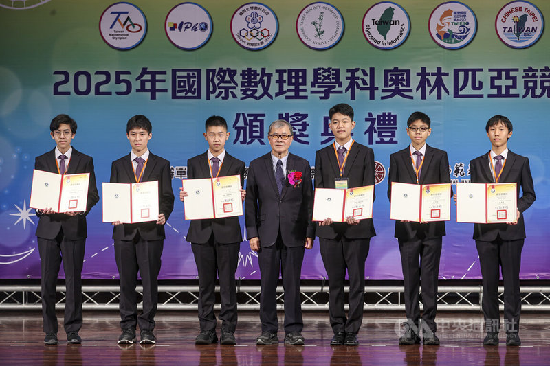 教育部21日上午在台灣師範大學舉辦「2025年國際數理學科奧林匹亞競賽頒獎典禮」，教育部長鄭英耀（左4）出席，頒發獎狀給國際國中科學奧林匹亞競賽得獎同學。中央社記者鄭清元攝　115年1月21日