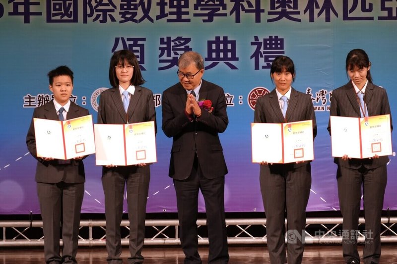 教育部21日在台灣師範大學舉辦頒獎典禮，表揚2025年參與各項國際奧林匹亞競賽的學子和指導教師。圖為教育部長鄭英耀（左3）表揚第14屆歐洲女子數學奧林匹亞競賽獲獎學生。中央社記者陳至中台北攝　115年1月21日