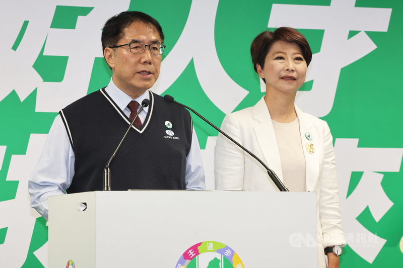 民進黨中執會21日通過提名立委陳亭妃（右）參選下屆台南市長，下午舉行記者會正式宣布，台南市長黃偉哲（左）也現身為陳亭妃站台造勢，籲請鄉親支持。中央社記者趙世勳攝　115年1月21日