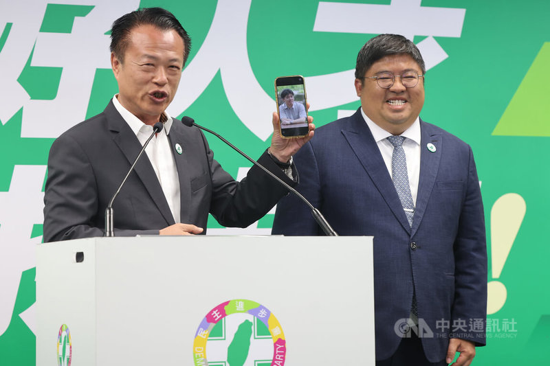 民進黨21日下午正式宣布下屆嘉義縣長將由立委蔡易餘（右）代表參選，現任嘉義縣長翁章梁（左）也現身記者會站台造勢，現場秀出蔡易餘年輕時照片。中央社記者趙世勳攝　115年1月21日