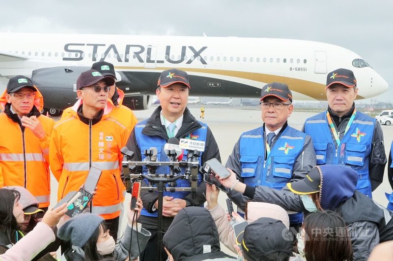 交通部長陳世凱（右3）21日在桃園國際機場受訪表示，第3航廈北廊廳已啟用，今天視察國人關注的第3跑道進度，其中臨時過夜機坪已完成，是第一階段工程很重要的里程碑，可停放16架飛機。中央社記者吳睿騏攝　115年1月21日