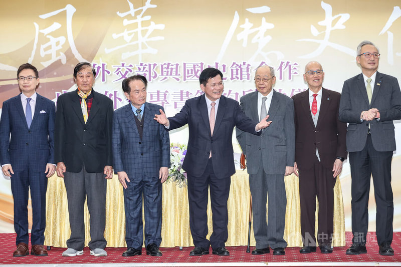 外交部與國史館合作出版外交史料專書，21日下午舉行簽約啟動儀式，外交部長林佳龍（中）、國史館長陳儀深（左3）、前外交部長錢復（右3）、李大維（右2）、陳唐山（左2）、黃志芳（左）及外交部次長吳志中（右）出席與會。中央社記者吳家昇攝　115年1月21日