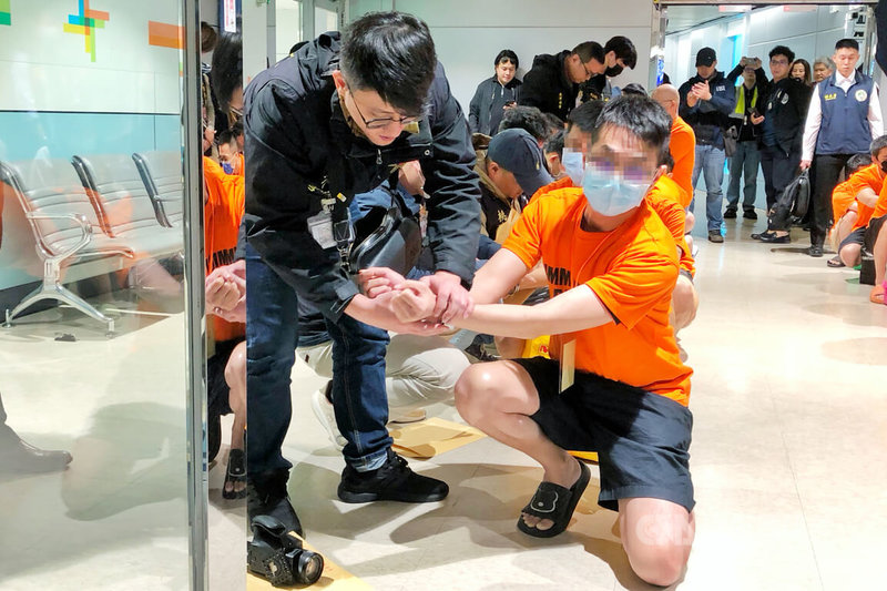 台菲共同打擊跨國犯罪，由刑事局派員協同駐菲律賓聯絡組、移民署駐菲律賓秘書及菲律賓移民局共組押解團隊執行押解任務，21日遣返17名台嫌返台受審，入境後隨即由各警分局人員確認基本資料及宣讀權益，執行逮捕上銬。中央社記者吳睿騏桃園機場攝　115年1月21日