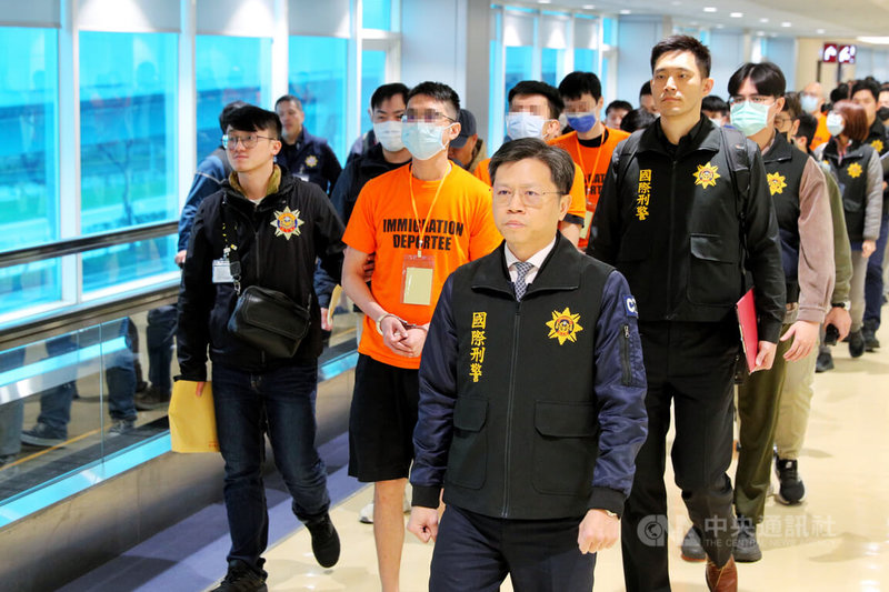 台菲共同打擊跨國犯罪，21日遣返17名涉嫌從事網路詐騙台籍嫌犯，刑事局表示，後續會與相關國家持續合作偵辦，以維護被害人應有權益，把在海外從事不法活動的國人緝捕歸案。中央社記者吳睿騏桃園機場攝　115年1月21日