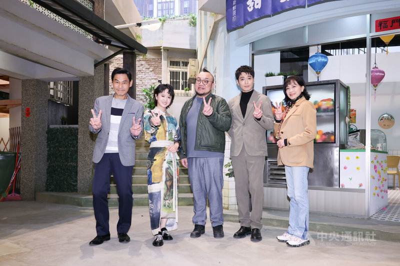 大愛新劇「大愛街二巷」21日舉辦宣傳記者會，演員夏靖庭（左起）、嚴正嵐、導演葉天倫與演員侯彥西、柯素雲出席分享拍攝趣事。中央社記者洪素津攝　115年1月21日