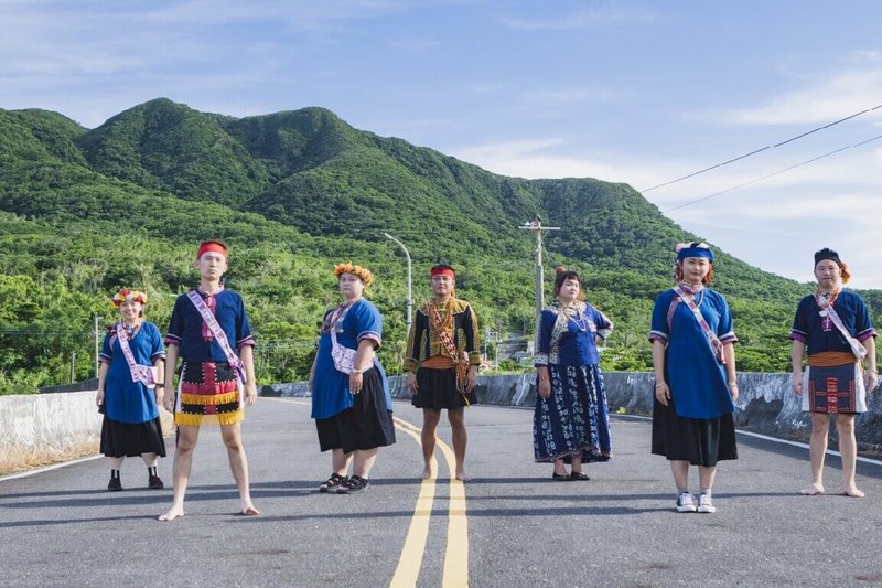 教育部21日發布新聞稿，民國115年青年社區參與行動2.0 Changemaker計畫即日起徵件到3月5日截止。圖為114年獲得Actor組銀獎的「滿州沒有三點水青年共識」團隊，穿著自己製作的族服合影。（教育部提供）中央社記者陳至中台北傳真　115年1月21日