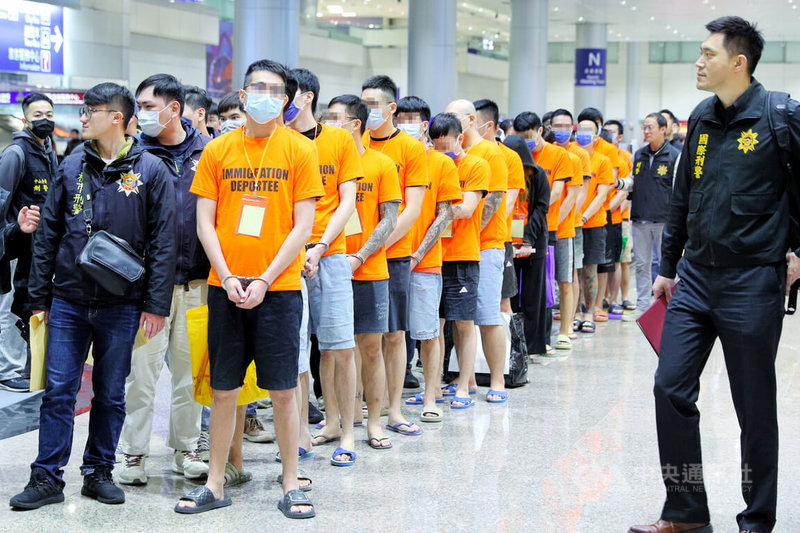 台菲共同打擊跨國犯罪，21日共遣返17名涉嫌從事網路詐騙台籍嫌犯回台受審，航班下午抵達桃園國際機場，入境後隨即由各相關警察分局人員確認基本資料及宣讀權益後執行逮捕上銬，後續將統一至刑事局做筆錄。中央社記者吳睿騏桃園機場攝　115年1月21日