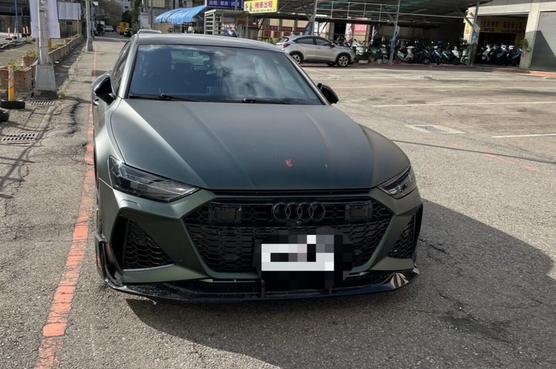 苗栗拖吊場員警日前拖吊1輛違規自小客車，沒想到黃姓駕駛竟趁著拖吊車停等紅綠燈時逕行撕毀封條，開啟被拖吊車輛後跳上駕駛座，一路坐回拖吊場，並謊稱自己在車內睡覺，不但挨罰還涉犯妨礙公務罪嫌。（警方提供）中央社記者管瑞平傳真　115年1月21日