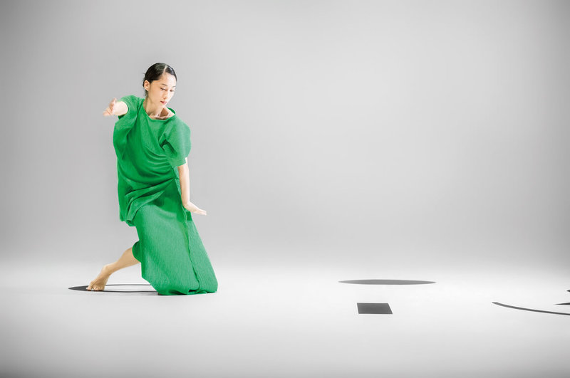 雲門舞集年度演出將推出藝術總監鄭宗龍的「一個藍色的地方」以及「來」（圖）雙舞作，其中「來」是取自台灣土地，觀察宮廟、陣頭與遶境的創作。（雲門舞集提供，李佳曄攝影）中央社記者趙靜瑜傳真  115年1月21日