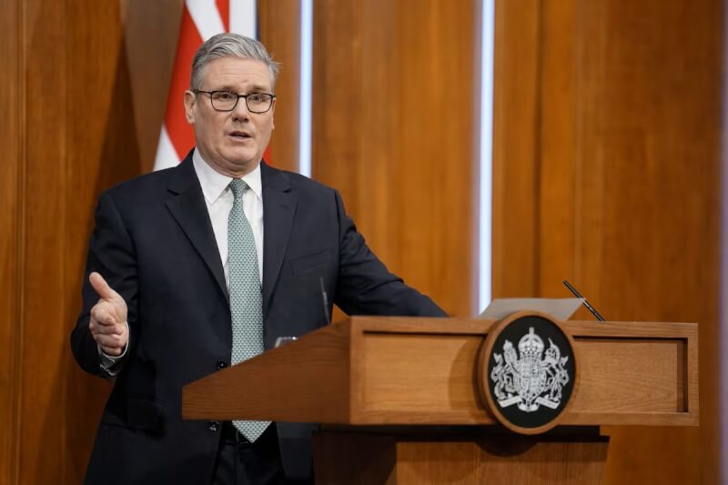 英國首相施凱爾（圖）21日表示，他不會屈服於美國總統川普就丹麥自治領土格陵蘭未來歸屬問題所施加的壓力。（路透社）