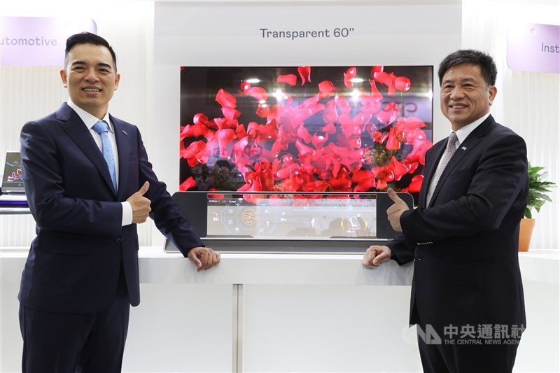 面板廠友達光電21日宣布，在科睿唯安最新公布的「2026全球百大創新機構」已連續5年入選。圖右為友達光電董事長彭双浪、左為友達總經理柯富仁。（中央社檔案照片）