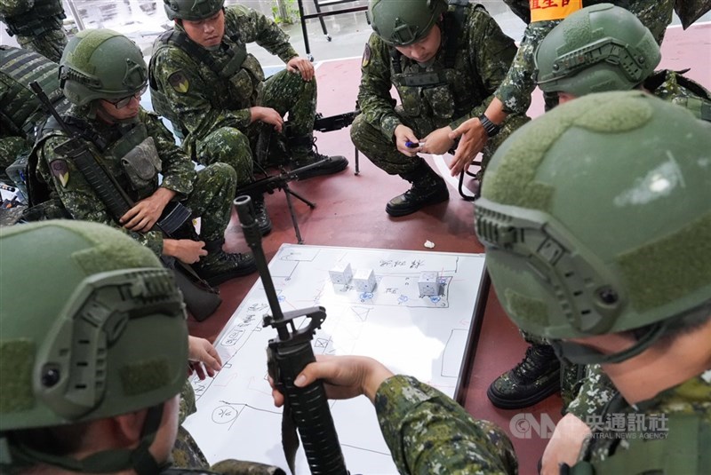 圖為陸軍206旅後備官兵訓練兵要圖繪製。（中央社檔案照片）