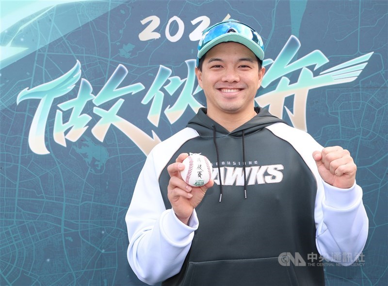 中華職棒台鋼雄鷹隊隊長吳念庭（圖）與過去日本職棒埼玉西武獅隊教練平石洋介相會，訓練認真獲得稱讚。（中央社檔案照片）