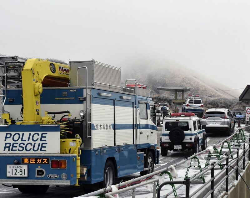 阿蘇山直升機事故機上3人生死未卜，警消21日上午持續搜救。（共同社）