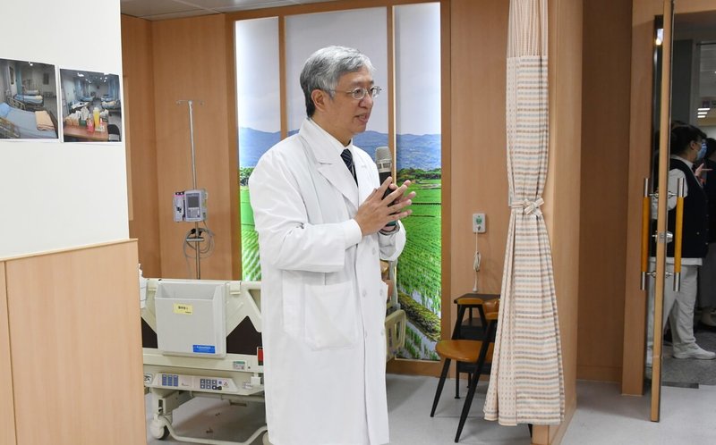大林慈濟醫院副院長賴俊良（圖）21日說，院方希望透過更溫馨、放鬆的空間設計，讓病人走進化療室時，感受到如同在家休息般的安心感，提升治療接受度與配合度。（大林慈濟醫院提供）中央社記者蔡智明傳真　115年1月21日
