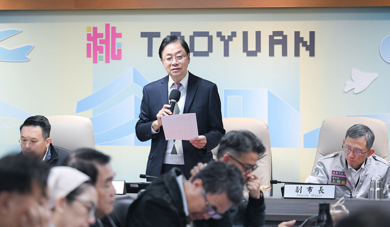 中小學越來越難找人從事行政工作，教育部2025年底宣布加發「行政工作獎金」，桃園市長張善政（中）21日在市政會議中宣布，將加碼發放每人每月新台幣1000元。（桃園市政府提供）中央社記者葉臻傳真　115年1月21日