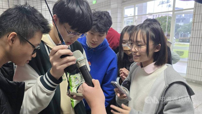 宜蘭高中雙語實驗班學生在台灣數位外交協會等單位協助下，成功克服地磁擾動，21日透過無線電技術與遠在8000公里外、位於北極圈內挪威瓦爾德高中生進行一場無網路的對話。中央社記者沈如峰宜蘭縣攝　115年1月21日
