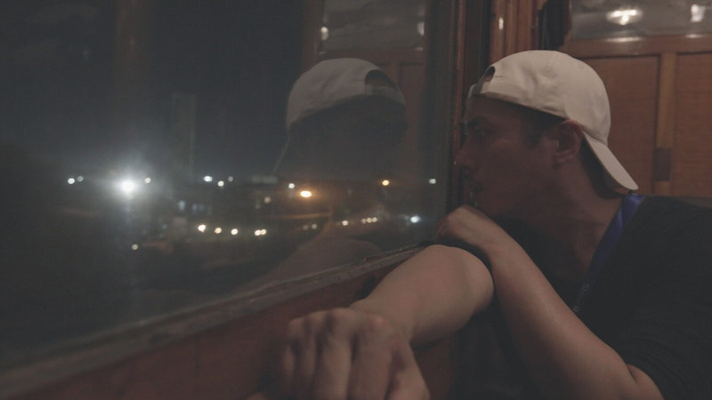 演員莊凱勛（圖）擔任人文紀實節目「列車人生」旅人，搭上澳洲懷舊列車憶父愛，哽咽自揭是「流浪父親」。（公視、新傳媒提供）中央社記者洪素津傳真　115年1月21日