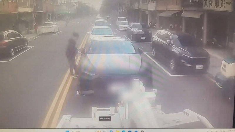 苗栗拖吊場員警日前拖吊1輛違規自小客車，沒想到黃姓駕駛竟趁著拖吊車停等紅綠燈時跳上車，一路坐回停車場，並謊稱自己在車內睡覺。（警方提供）中央社記者管瑞平傳真　115年1月21日